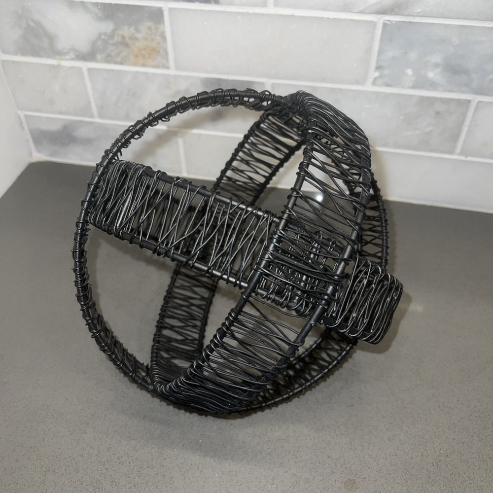 Black Wire Sculpture Round